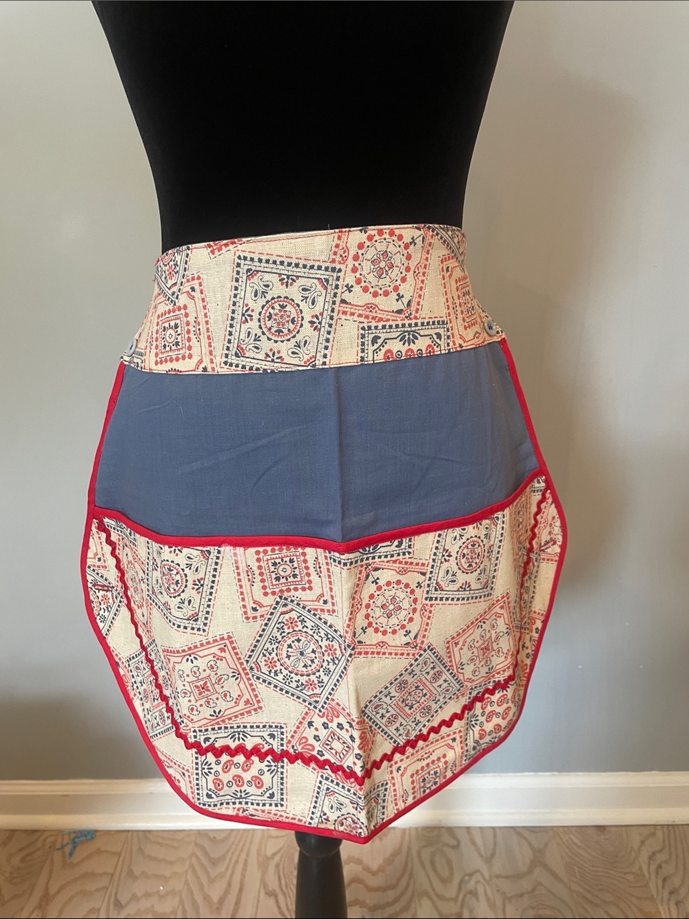Vintage-Inspired Red, Navy & Cream Half Apron 70’s like new